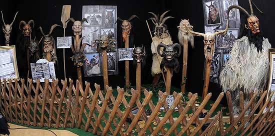 Brauchtum des Krampuslaufens - Holzmasken der Krampusse und die Geschichte der Perchten- und Krampusläufe Deutsches Jagd- und Fischereimuseum München Krampusausstellung bis 06.01.2013 (©Foto: Ingrid Grossmann)